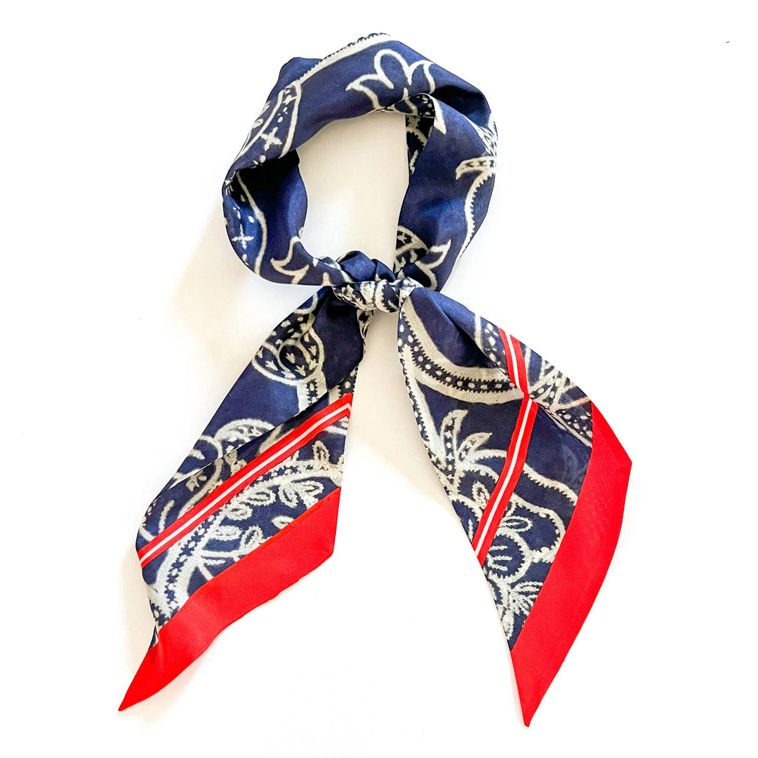 Ricamo in twilly blu