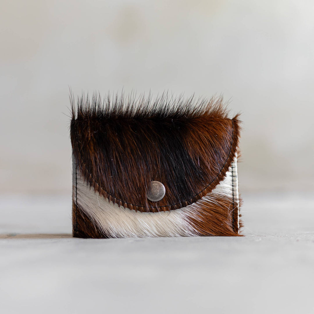 Portafoglio in pelle di mucca con bottone a pressione