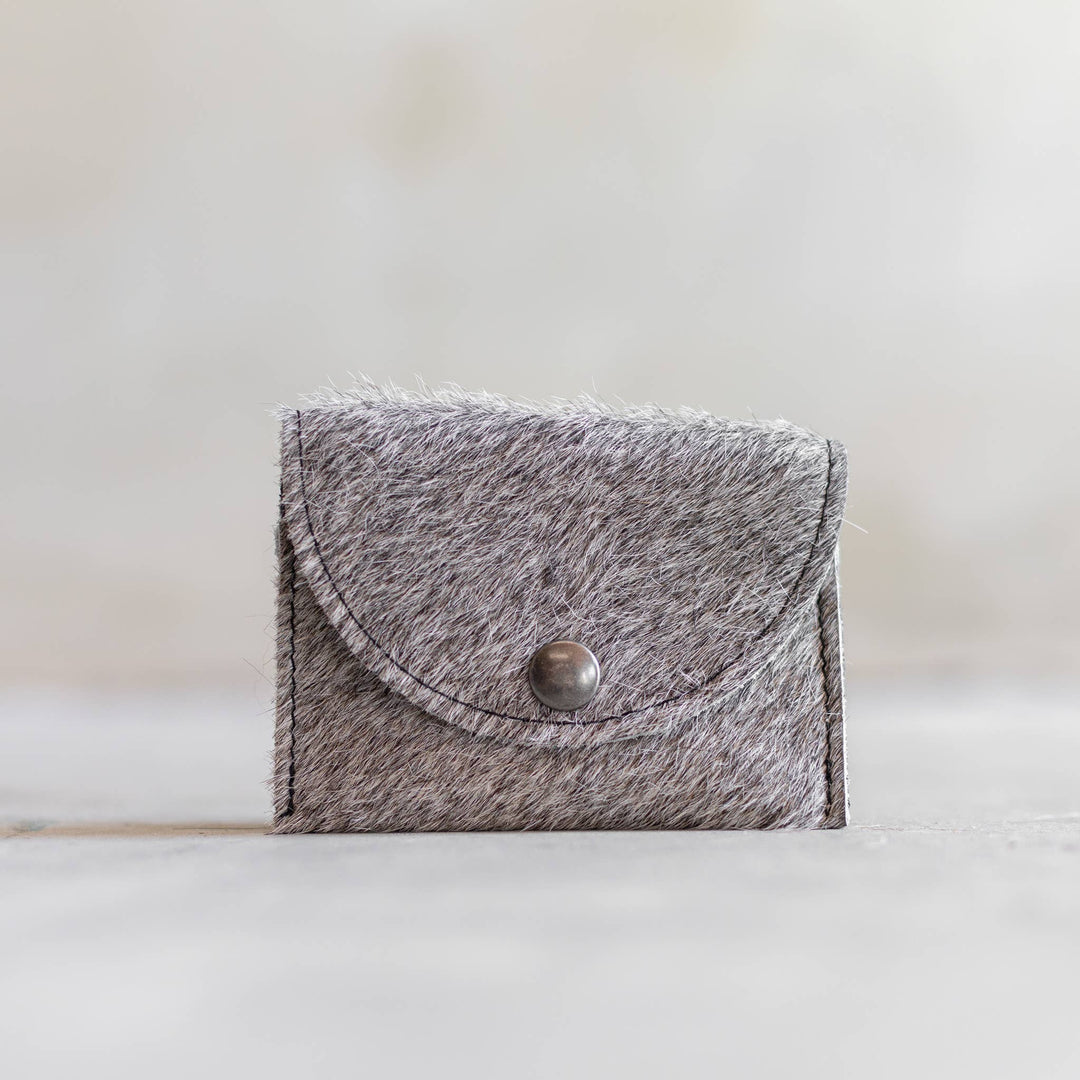 Portafoglio in pelle di mucca con bottone a pressione