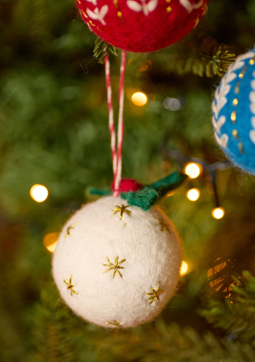 Palline di Natale in feltro ricamato