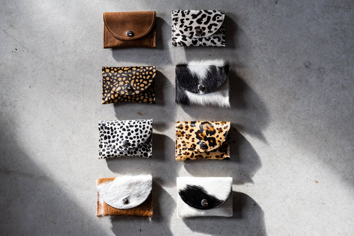 Portafoglio in pelle di mucca con bottone a pressione