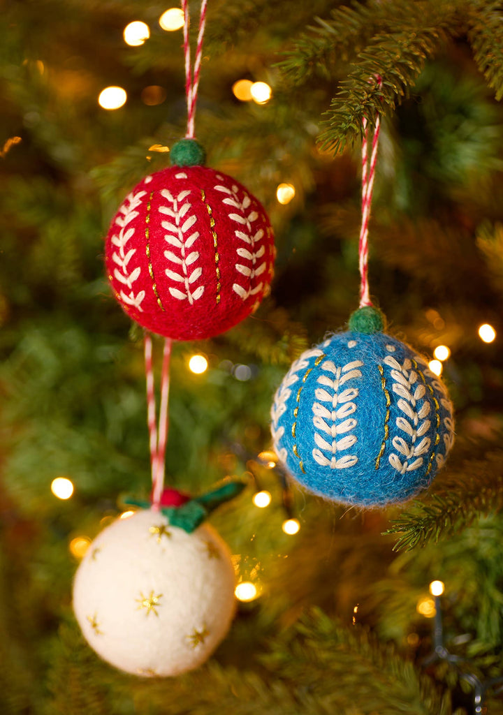 Palline di Natale in feltro ricamato