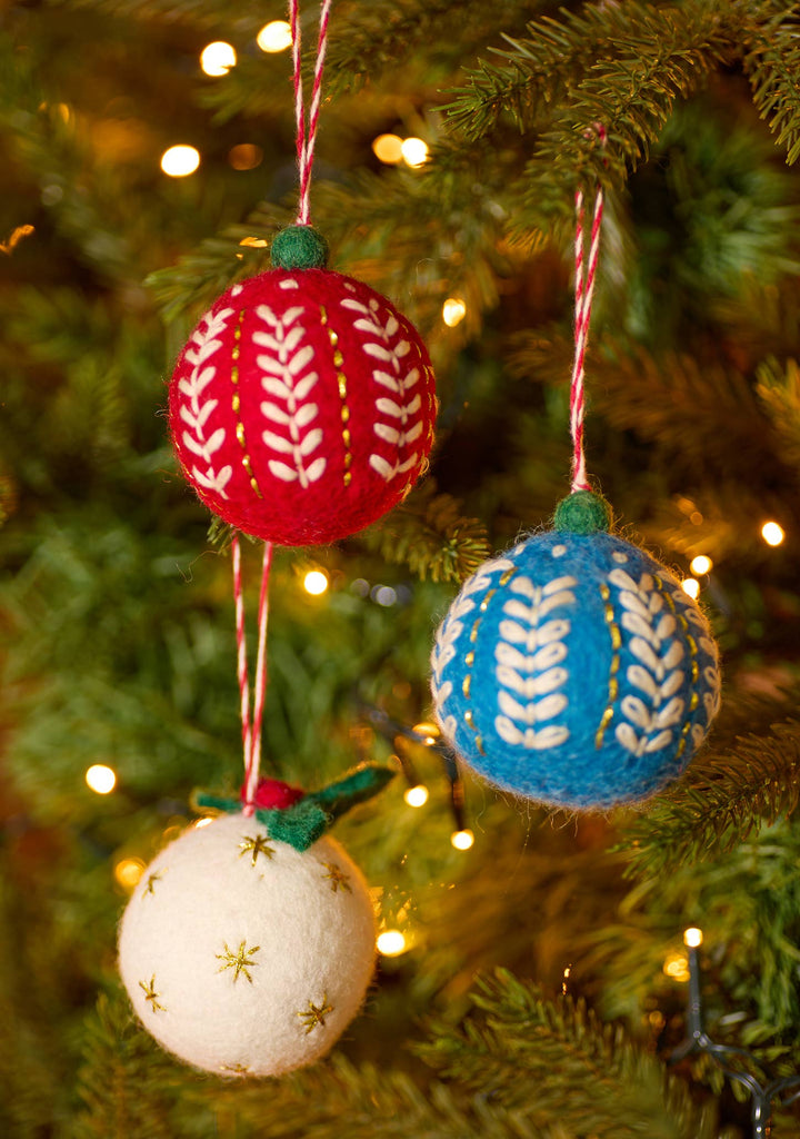 Palline di Natale in feltro ricamato