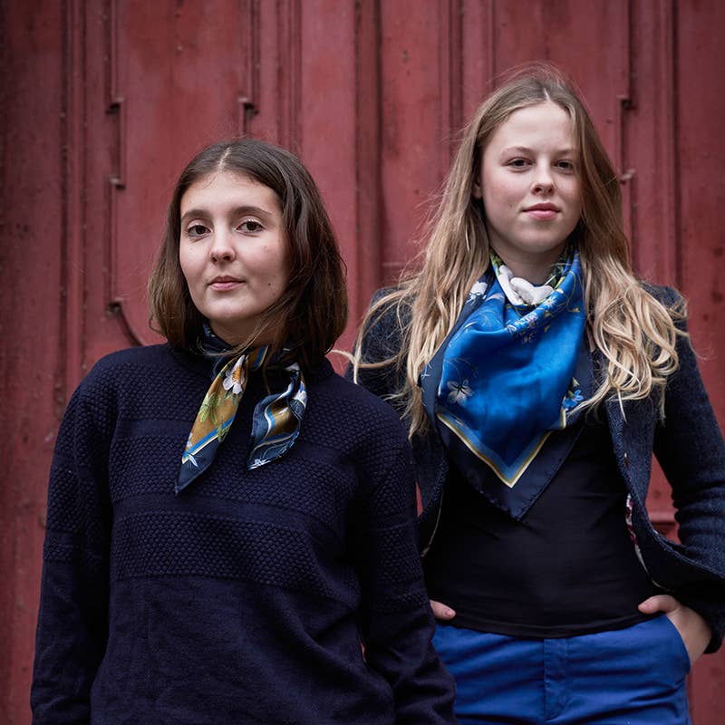 Sciarpa in seta-Sciarpa dorata da giardino con fiori blu 50 x50 cm