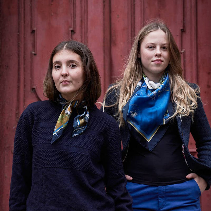 Sciarpa in seta-Sciarpa dorata da giardino con fiori blu 50 x50 cm